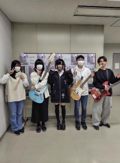 楽器を持って並ぶ学生たち