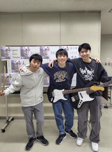 ギターを持って並ぶ学生たち